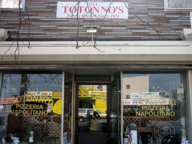 796px-Totonno's_Pizzeria