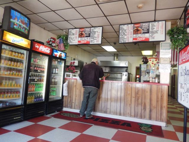 Mikes Pizzeria - counter - RESIZE