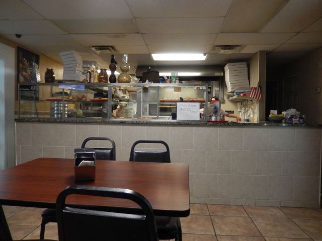 Vals Pizzeria - inside - RESIZE
