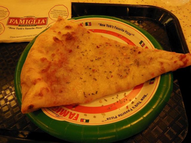 famous-famiglia-la-guardia-airport-slice-resize