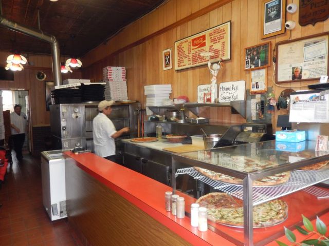 Luigis Pizza - inside - RESIZE